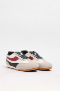 Tenis casuales unicolores con cortes y contrastes laterales
