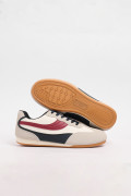 Tenis casuales unicolores con cortes y contrastes laterales
