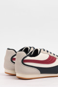Tenis casuales unicolores con cortes y contrastes laterales
