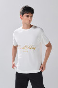 Camiseta holgada crema con textos y cuello redondo
