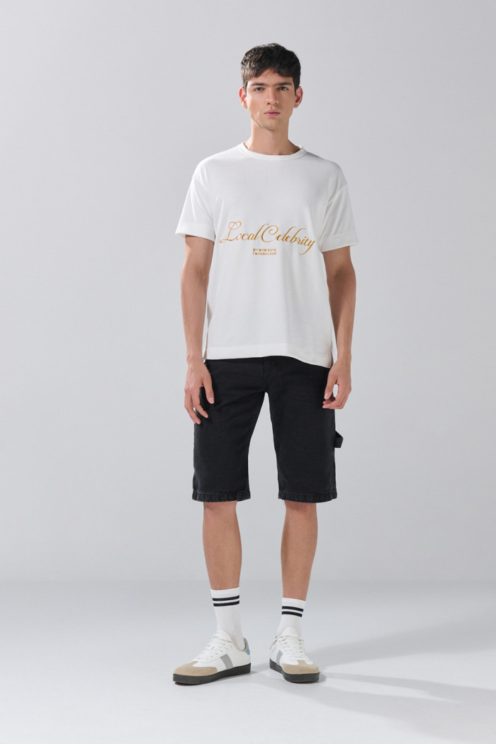 Camiseta holgada crema con textos y cuello redondo
