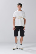 Camiseta holgada crema con textos y cuello redondo
