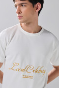 Camiseta holgada crema con textos y cuello redondo
