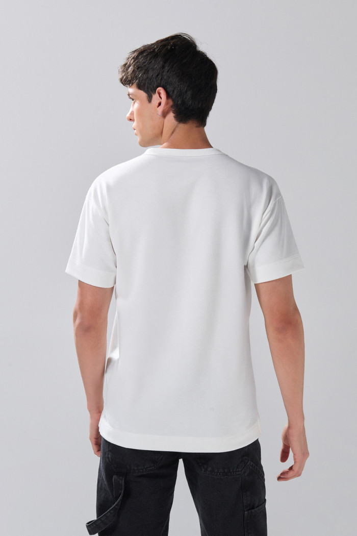 Camiseta holgada crema con textos y cuello redondo
