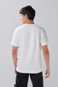 Camiseta holgada crema con textos y cuello redondo
