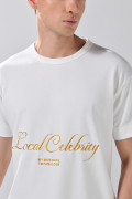 Camiseta holgada crema con textos y cuello redondo
