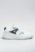 Tenis cremas claros casuales con contrastes y cordones
