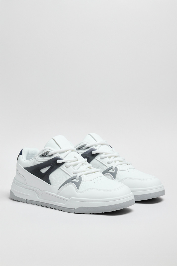 Tenis cremas claros casuales con contrastes y cordones
