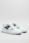 Tenis cremas claros casuales con contrastes y cordones

