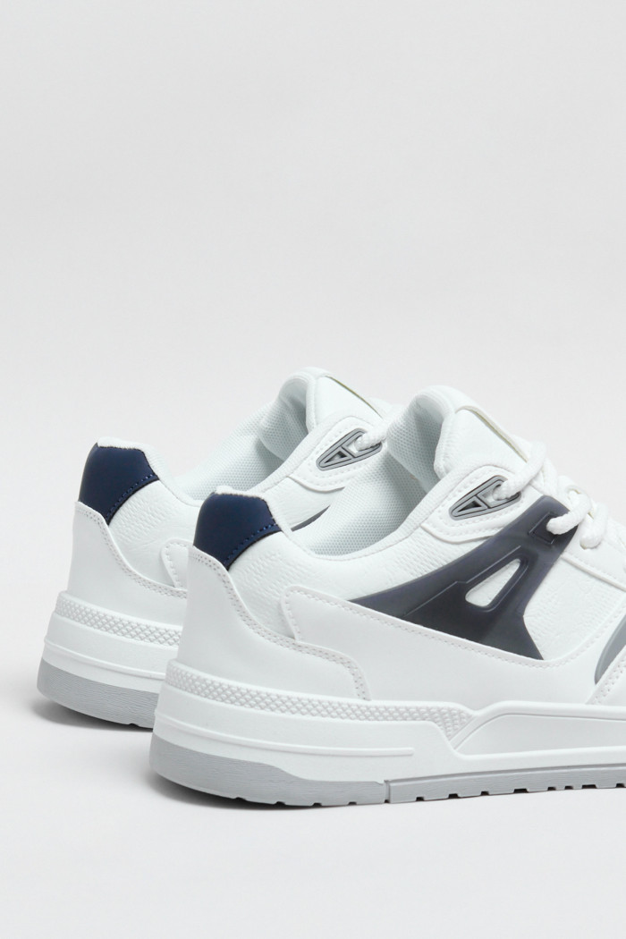 Tenis cremas claros casuales con contrastes y cordones

