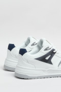 Tenis cremas claros casuales con contrastes y cordones
