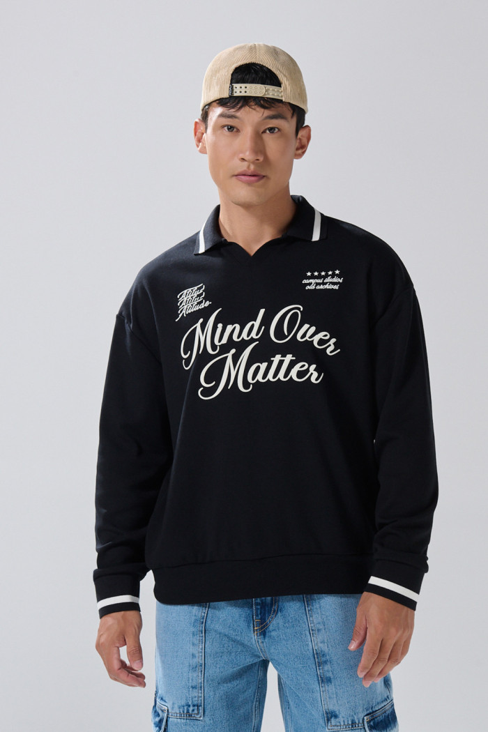 Buzo cuello polo oversize negro con diseño college