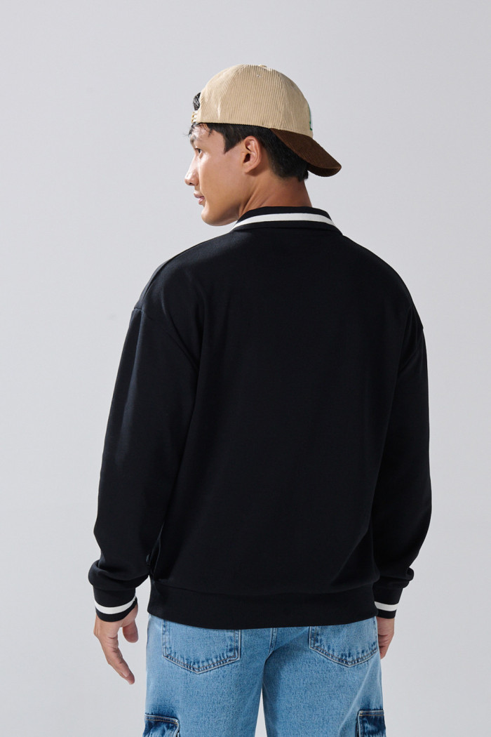 Buzo cuello polo oversize negro con diseño college