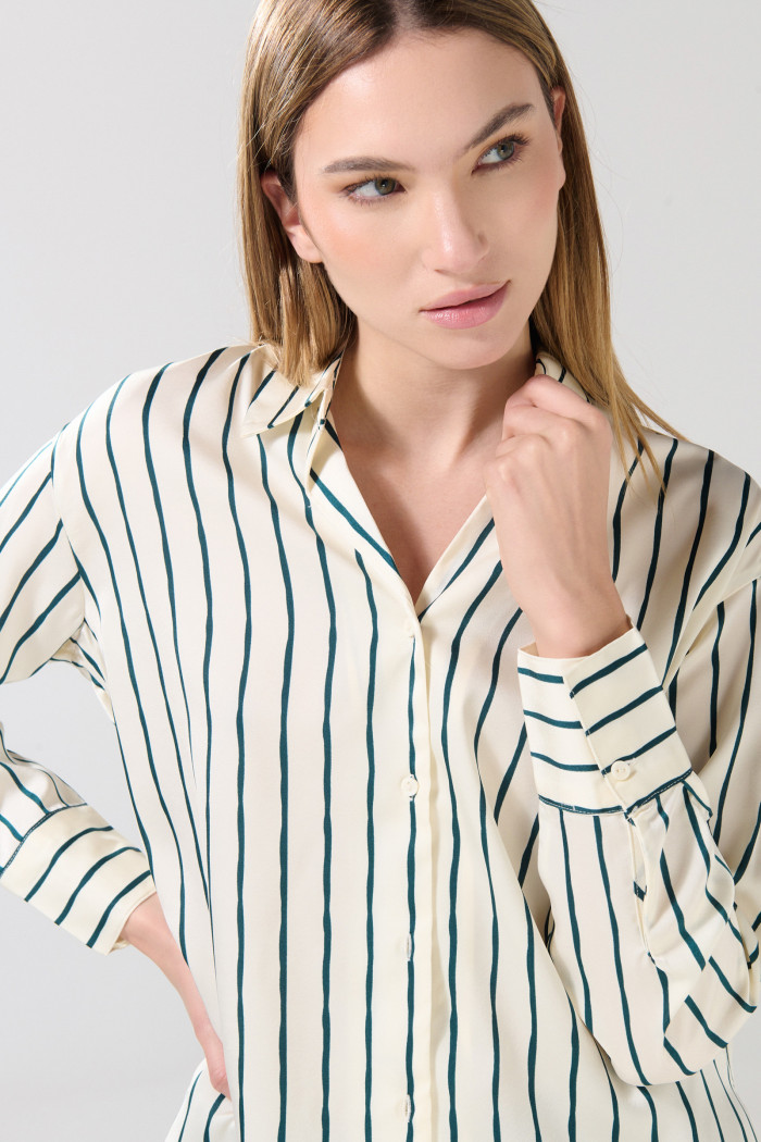 Blusa en satín unicolor manga larga con botones y estampados
