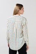 Blusa en satín unicolor manga larga con botones y estampados

