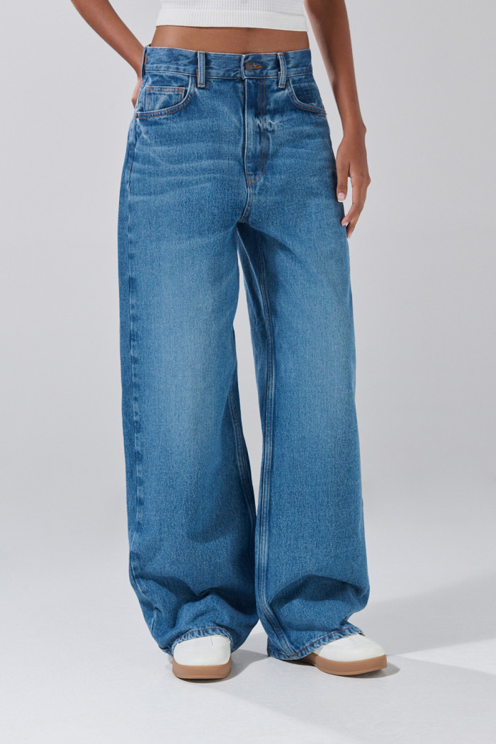 Jean azul medio baggy bota ancha con desgastes y bolsillos
