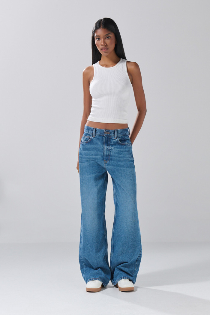Jean azul medio baggy bota ancha con desgastes y bolsillos
