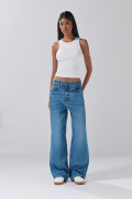 Jean azul medio baggy bota ancha con desgastes y bolsillos
