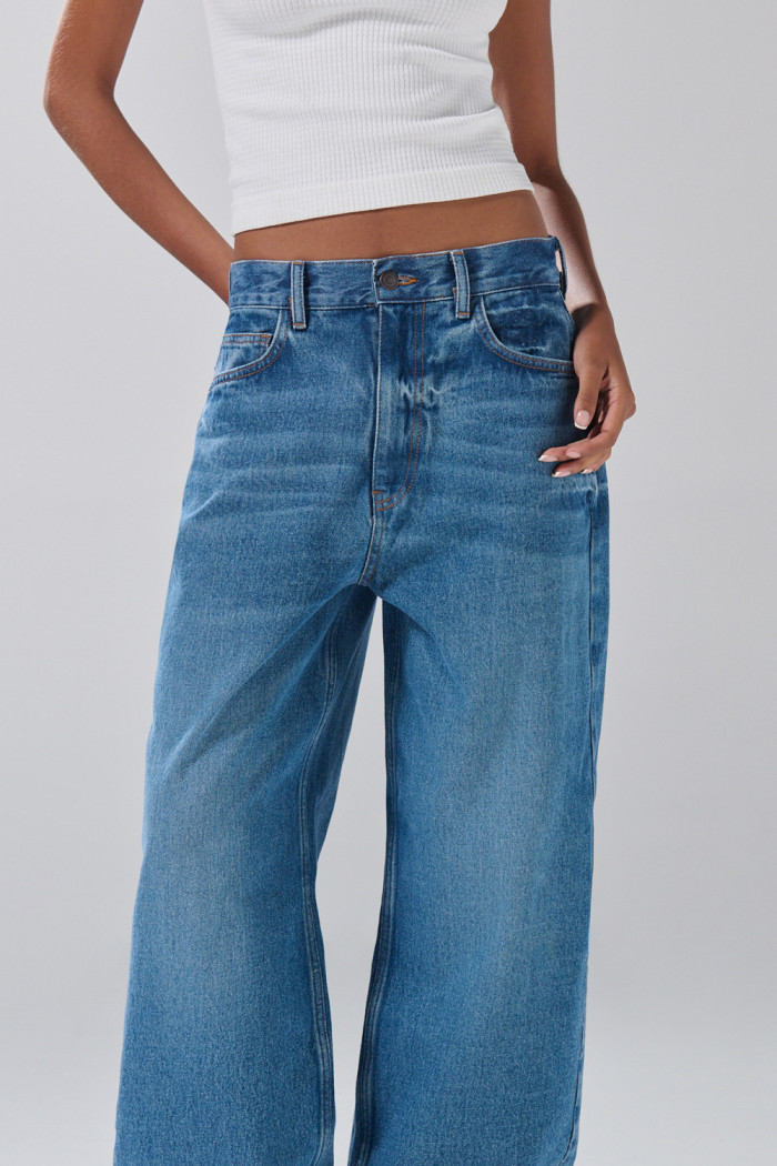 Jean azul medio baggy bota ancha con desgastes y bolsillos
