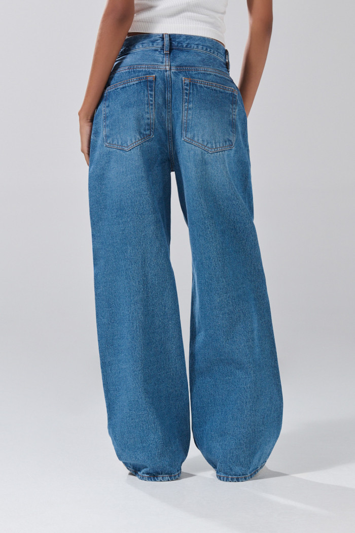 Jean azul medio baggy bota ancha con desgastes y bolsillos
