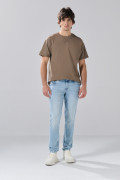 Jean tiro bajo azul claro skinny infaltables con desgastes
