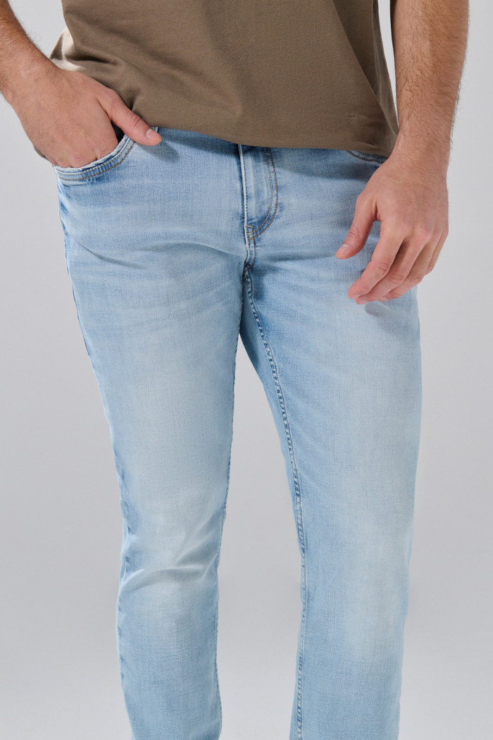 Jean tiro bajo azul claro skinny infaltables con desgastes
