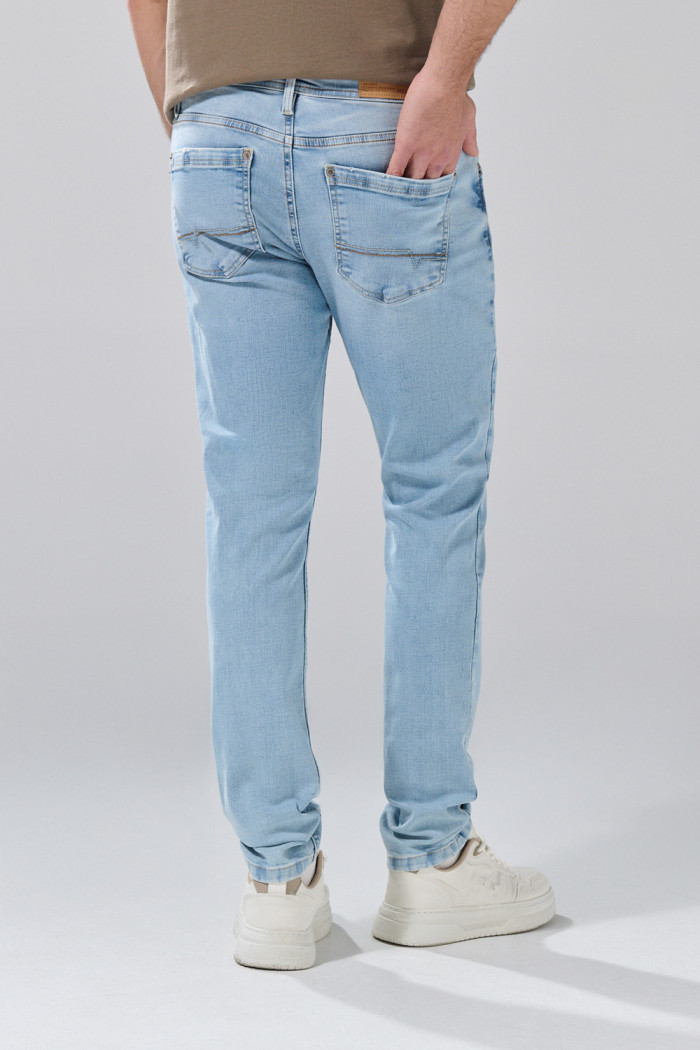 Jean tiro bajo azul claro skinny infaltables con desgastes
