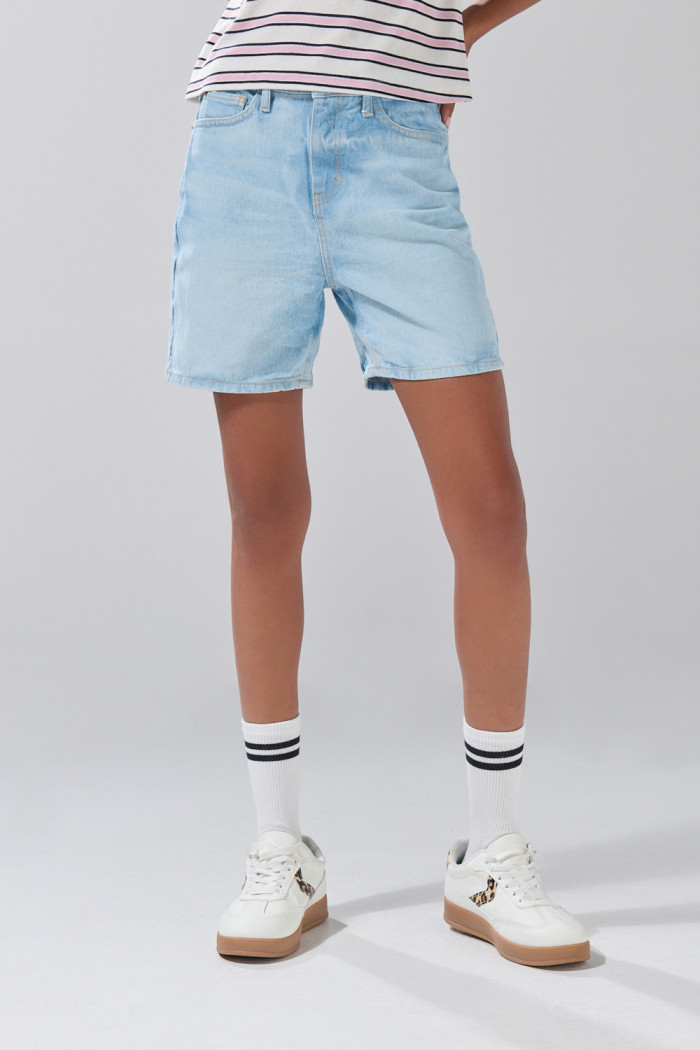 Short de jean tiro súper alto azul claro con 5 bolsillos