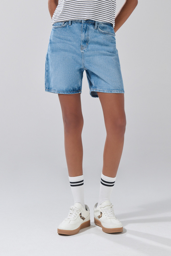 Short de jean azul claro con tiro súper alto y desgastes
