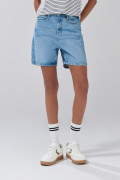 Short de jean azul claro con tiro súper alto y desgastes
