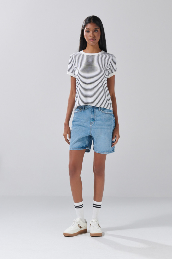 Short de jean azul claro con tiro súper alto y desgastes
