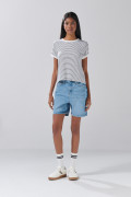 Short de jean azul claro con tiro súper alto y desgastes
