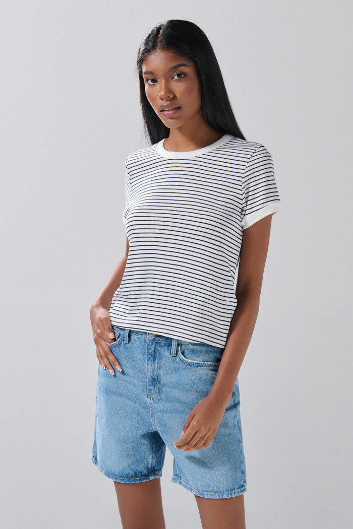 Short de jean azul claro con tiro súper alto y desgastes
