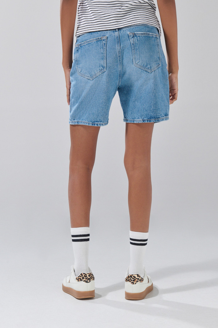 Short de jean azul claro con tiro súper alto y desgastes
