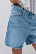 Short de jean azul claro con tiro súper alto y desgastes
