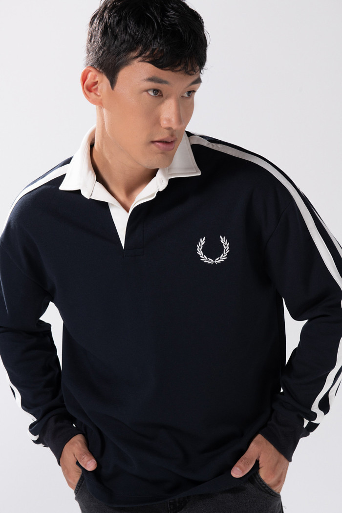 Buzo oversize cuello polo azul intenso con diseño college