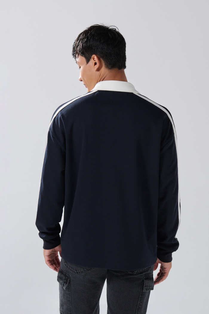 Buzo oversize cuello polo azul intenso con diseño college