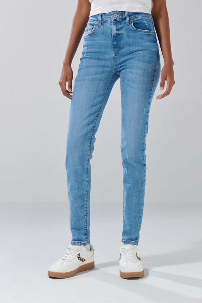 Jean jegging azul con desgastes, tiro súper alto y bolsillos
