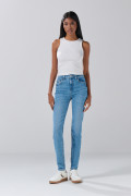 Jean jegging azul con desgastes, tiro súper alto y bolsillos
