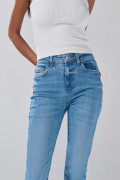 Jean jegging azul con desgastes, tiro súper alto y bolsillos
