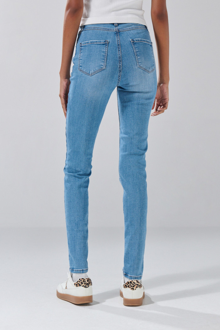 Jean jegging azul con desgastes, tiro súper alto y bolsillos
