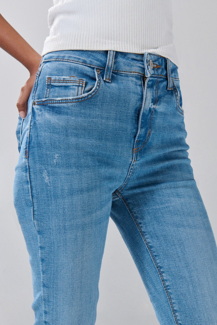 Jean jegging azul con desgastes, tiro súper alto y bolsillos
