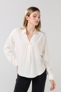 Blusa unicolor con manga larga y charreteras