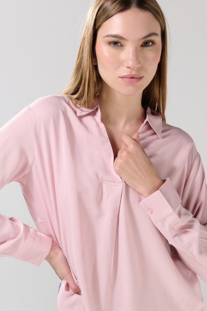 Blusa unicolor con manga larga y charreteras