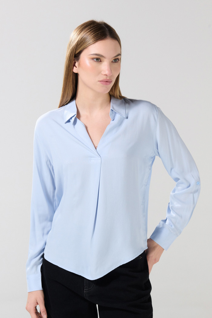 Blusa unicolor con manga larga y charreteras