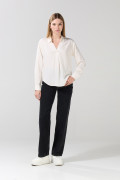 Blusa unicolor con manga larga y charreteras