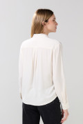 Blusa unicolor con manga larga y charreteras