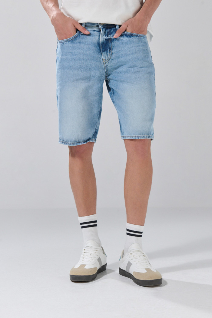 Bermuda azul clara de jean slim tiro bajo con desgastes
