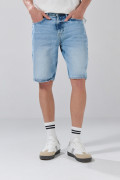 Bermuda azul clara de jean slim tiro bajo con desgastes
