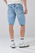 Bermuda azul clara de jean slim tiro bajo con desgastes
